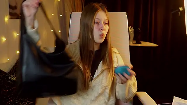 Snapshot of EveMundie chatting on 12/17/25, 07:46 EveMundie online show from 12/17/25, 07:46