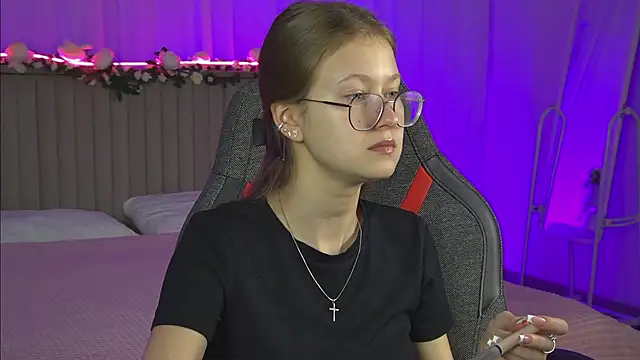 Snapshot of EveMundie chatting on 10/08/25, 06:37 EveMundie online show from 10/08/25, 06:37