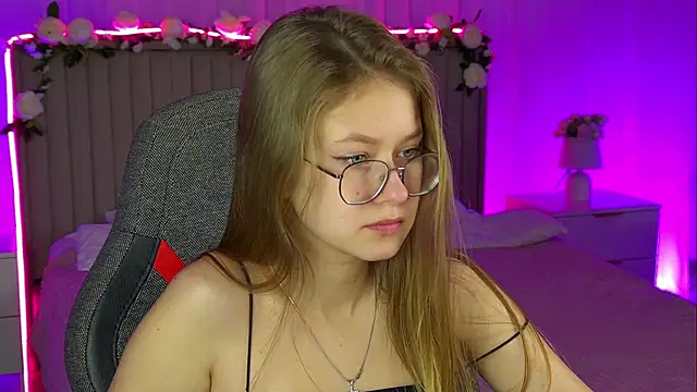 Snapshot of EveMundie chatting on 11/06/25, 12:42 EveMundie online show from 11/06/25, 12:42