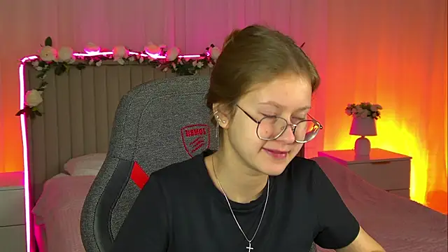 Snapshot of EveMundie chatting on 10/15/25, 11:18 EveMundie online show from 10/15/25, 11:18