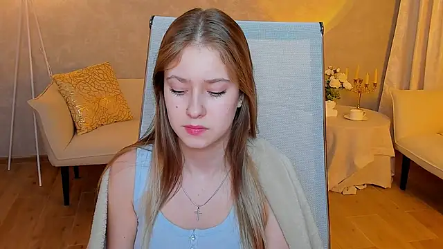 Snapshot of EveMundie chatting on 03/17/25, 05:16 EveMundie online show from 03/17/25, 05:16