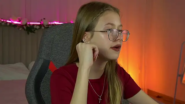 Snapshot of EveMundie chatting on 09/30/25, 12:11 EveMundie online show from 09/30/25, 12:11