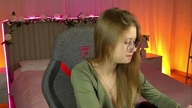 Snapshot of EveMundie chatting on 10/24/25, 06:34 EveMundie online show from 10/24/25, 06:34