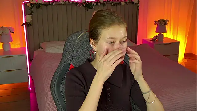 Snapshot of EveMundie chatting on 10/29/25, 12:15 EveMundie online show from 10/29/25, 12:15