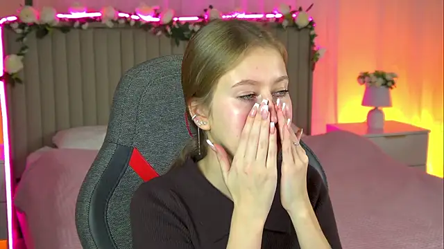 Snapshot of EveMundie chatting on 10/16/25, 10:45 EveMundie online show from 10/16/25, 10:45