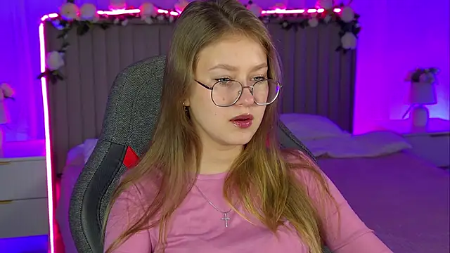 Snapshot of EveMundie chatting on 11/08/25, 12:31 EveMundie online show from 11/08/25, 12:31