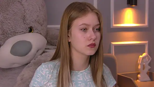 Snapshot of EveMundie chatting on 03/04/25, 12:33 EveMundie online show from 03/04/25, 12:33