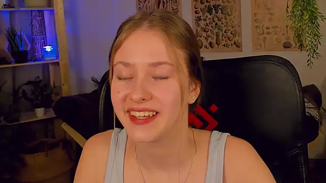 Snapshot of EveMundie chatting on 03/17/25, 08:19 EveMundie online show from 03/17/25, 08:19