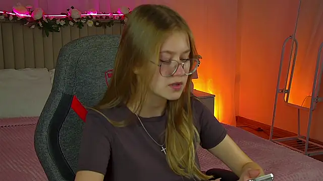 Snapshot of EveMundie chatting on 09/18/25, 10:07 EveMundie online show from 09/18/25, 10:07