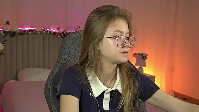 Snapshot of EveMundie chatting on 10/02/25, 10:07 EveMundie online show from 10/02/25, 10:07