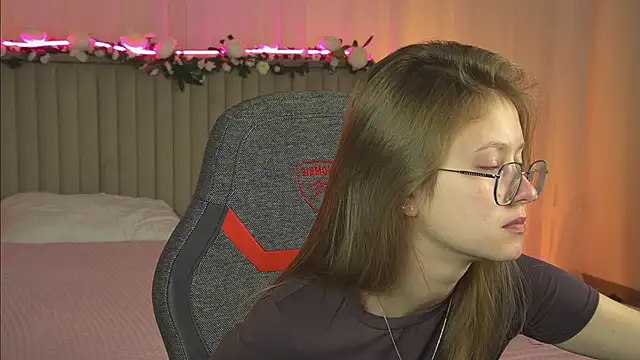 Snapshot of EveMundie chatting on 10/06/25, 06:25 EveMundie online show from 10/06/25, 06:25