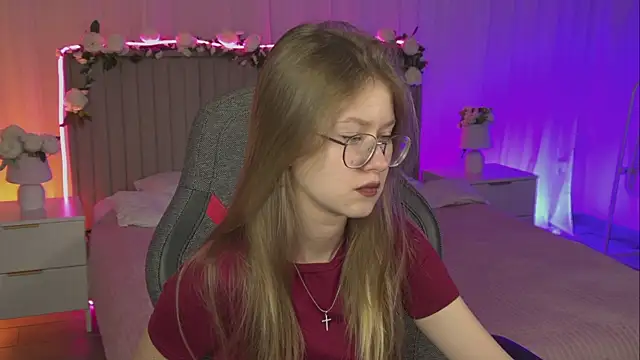 Snapshot of EveMundie chatting on 11/11/25, 12:44 EveMundie online show from 11/11/25, 12:44