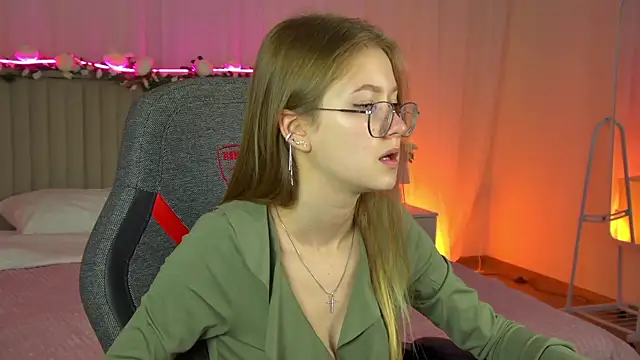 Snapshot of EveMundie chatting on 09/26/25, 06:42 EveMundie online show from 09/26/25, 06:42