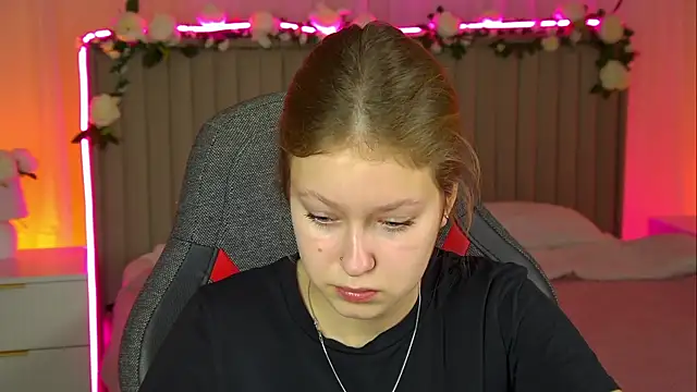 Snapshot of EveMundie chatting on 11/07/25, 09:47 EveMundie online show from 11/07/25, 09:47