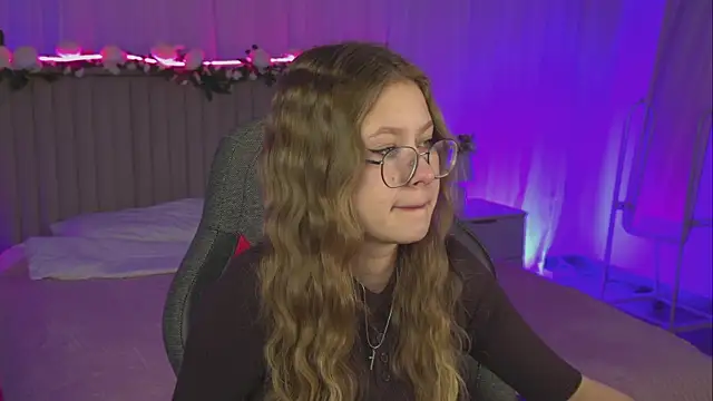 Snapshot of EveMundie chatting on 11/14/25, 09:57 EveMundie online show from 11/14/25, 09:57