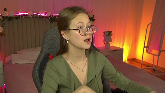 Snapshot of EveMundie chatting on 11/17/25, 06:28 EveMundie online show from 11/17/25, 06:28