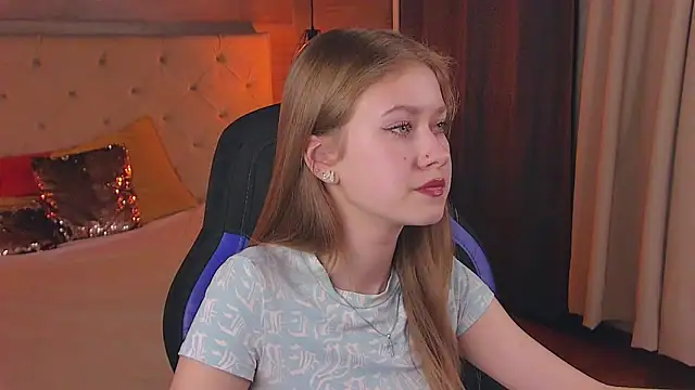 Snapshot of EveMundie chatting on 03/12/25, 03:40 EveMundie online show from 03/12/25, 03:40