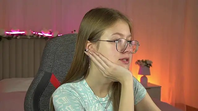 Snapshot of EveMundie chatting on 10/03/25, 06:26 EveMundie online show from 10/03/25, 06:26