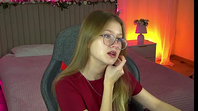 Snapshot of EveMundie chatting on 10/14/25, 12:28 EveMundie online show from 10/14/25, 12:28