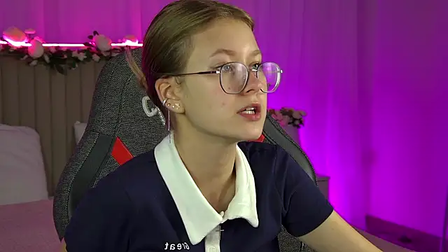 Snapshot of EveMundie chatting on 09/09/25, 12:14 EveMundie online show from 09/09/25, 12:14