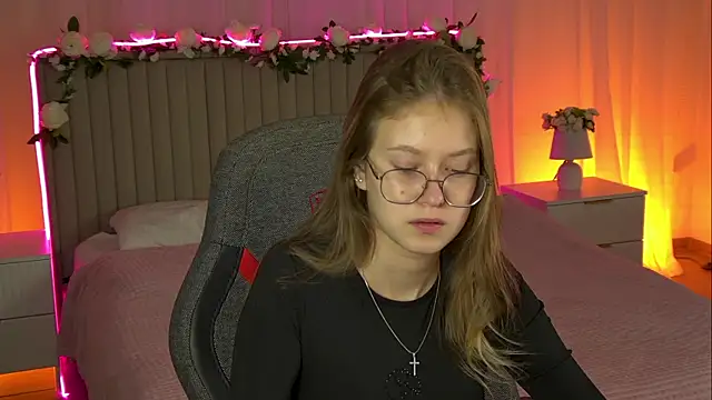 Snapshot of EveMundie chatting on 10/21/25, 12:26 EveMundie online show from 10/21/25, 12:26