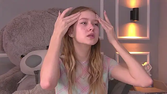 Snapshot of EveMundie chatting on 03/02/25, 10:16 EveMundie online show from 03/02/25, 10:16