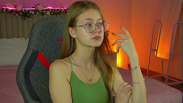 Snapshot of EveMundie chatting on 09/17/25, 12:18 EveMundie online show from 09/17/25, 12:18