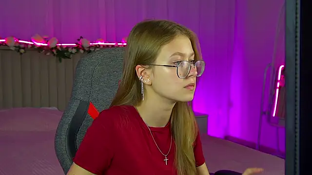 Snapshot of EveMundie chatting on 09/11/25, 10:48 EveMundie online show from 09/11/25, 10:48