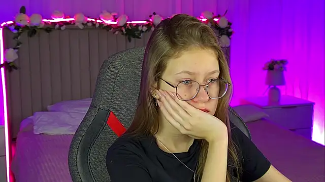 Snapshot of EveMundie chatting on 11/05/25, 06:27 EveMundie online show from 11/05/25, 06:27