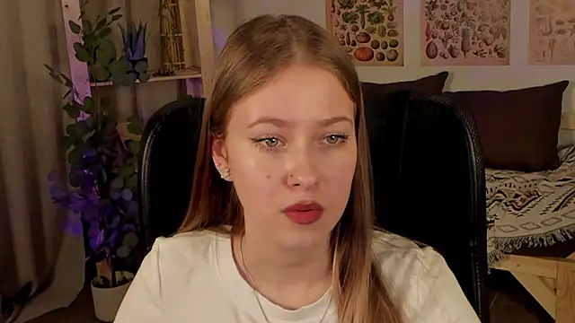 Snapshot of EveMundie chatting on 03/19/25, 03:40 EveMundie online show from 03/19/25, 03:40