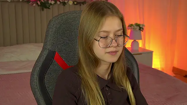 Snapshot of EveMundie chatting on 09/24/25, 12:22 EveMundie online show from 09/24/25, 12:22