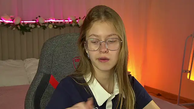 Snapshot of EveMundie chatting on 09/22/25, 06:19 EveMundie online show from 09/22/25, 06:19