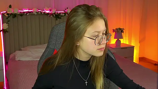 Snapshot of EveMundie chatting on 11/03/25, 06:18 EveMundie online show from 11/03/25, 06:18