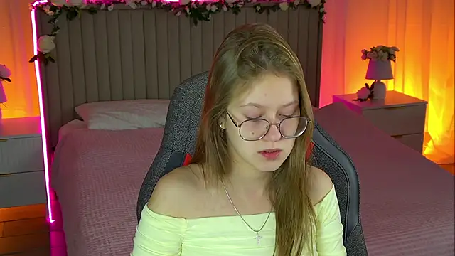 Snapshot of EveMundie chatting on 10/27/25, 06:58 EveMundie online show from 10/27/25, 06:58