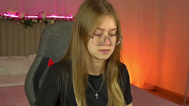 Snapshot of EveMundie chatting on 09/25/25, 11:16 EveMundie online show from 09/25/25, 11:16