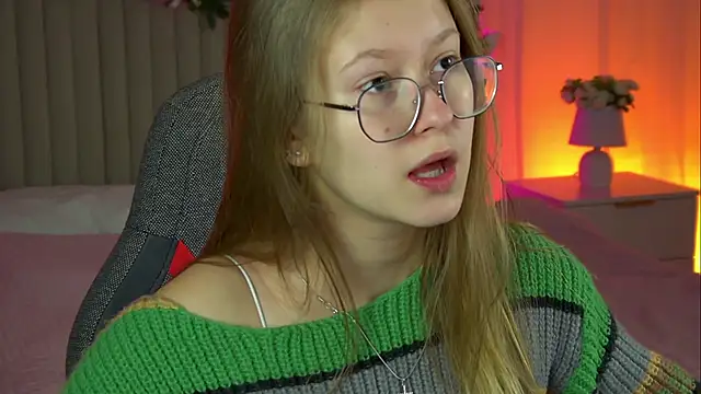 Snapshot of EveMundie chatting on 10/17/25, 09:34 EveMundie online show from 10/17/25, 09:34