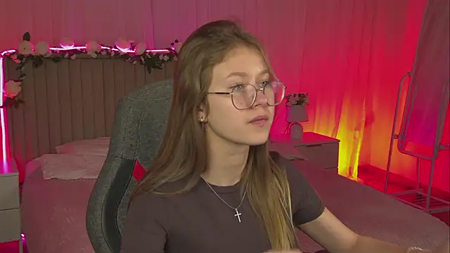 Snapshot of EveMundie chatting on 11/12/25, 12:20 EveMundie online show from 11/12/25, 12:20