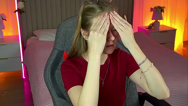 Snapshot of EveMundie chatting on 10/28/25, 12:15 EveMundie online show from 10/28/25, 12:15