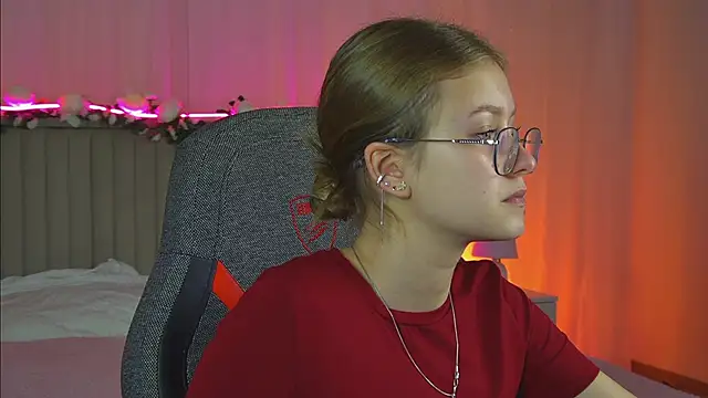 Snapshot of EveMundie chatting on 10/07/25, 12:50 EveMundie online show from 10/07/25, 12:50