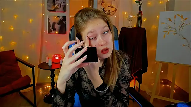 Snapshot of EveMundie chatting on 12/02/25, 12:51 EveMundie online show from 12/02/25, 12:51