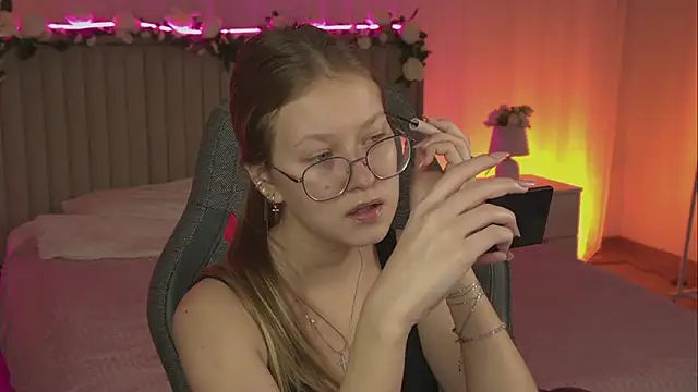 Snapshot of EveMundie chatting on 11/10/25, 06:29 EveMundie online show from 11/10/25, 06:29