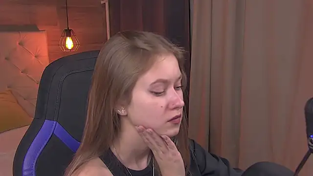 Snapshot of EveMundie chatting on 02/22/25, 03:36 EveMundie online show from 02/22/25, 03:36