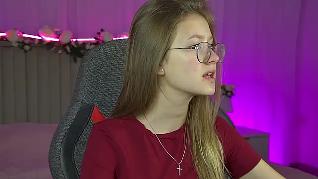 Snapshot of EveMundie chatting on 09/15/25, 06:25 EveMundie online show from 09/15/25, 06:25