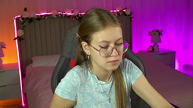 Snapshot of EveMundie chatting on 10/25/25, 12:50 EveMundie online show from 10/25/25, 12:50