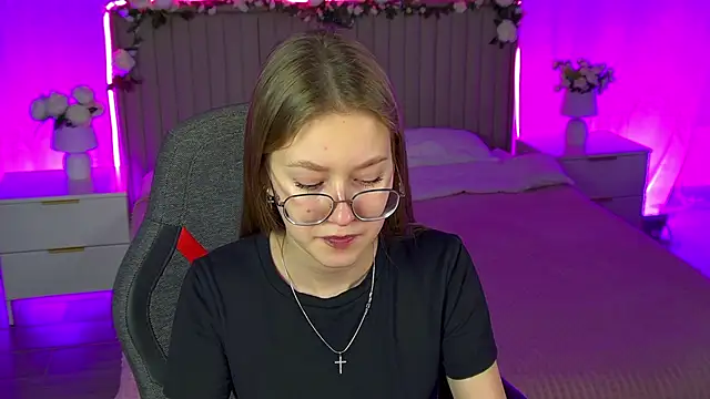 Snapshot of EveMundie chatting on 11/25/25, 12:38 EveMundie online show from 11/25/25, 12:38