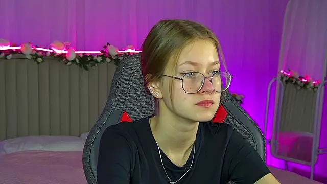 Snapshot of EveMundie chatting on 09/10/25, 06:23 EveMundie online show from 09/10/25, 06:23