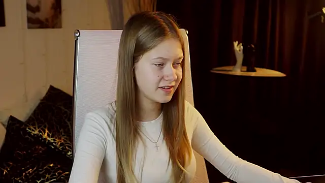 Snapshot of EveMundie chatting on 12/18/25, 11:14 EveMundie online show from 12/18/25, 11:14