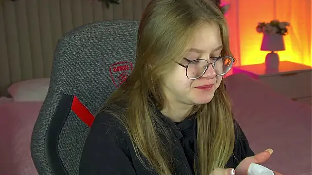 Snapshot of EveMundie chatting on 10/18/25, 09:55 EveMundie online show from 10/18/25, 09:55