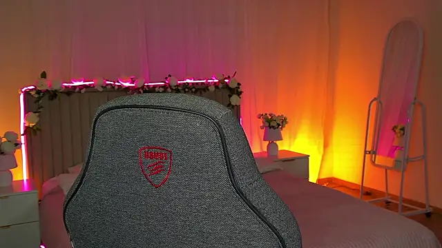 Snapshot of EveMundie chatting on 11/26/25, 12:16 EveMundie online show from 11/26/25, 12:16