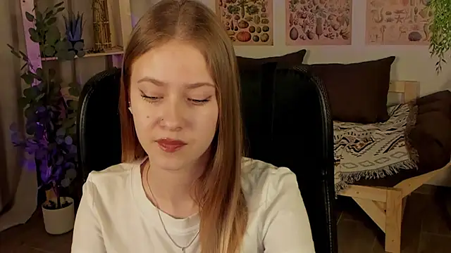 Snapshot of EveMundie chatting on 03/19/25, 12:34 EveMundie online show from 03/19/25, 12:34